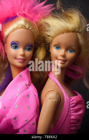 WOODBRIDGE, NEW JERSEY - Mai 10, 2019: Zwei 1986 Barbie Puppen sitzen Rücken an Rücken in einem Porträt. Stockfoto