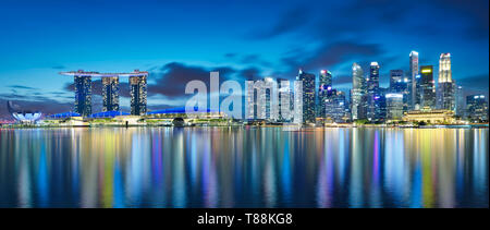 Panorama Blick auf die Singapur Skyline Skyline, Nacht. Stockfoto