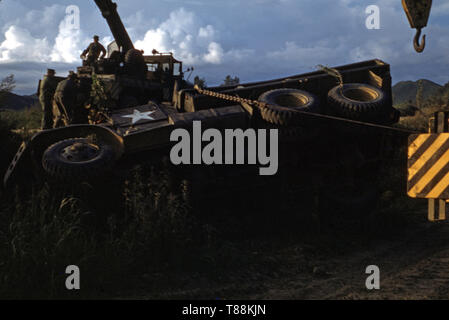 US-Armee/United States Army Kran/Medium Wrecker Truck M60 & US ARMY Army truck M211 Stockfoto