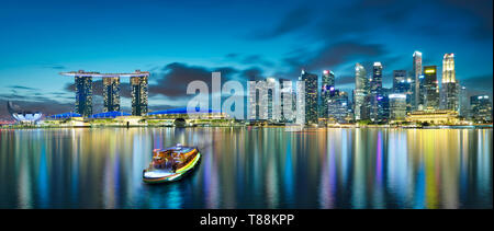 Panorama Blick auf die Singapur Skyline Skyline, Nacht. Stockfoto