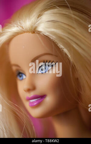 WOODBRIDGE, NEW JERSEY - Mai 10, 2019: A 2000s Era Barbie Puppe für ein Bild gestellt ist, Stockfoto