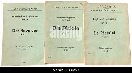 Kleinwaffen, Schweizer Armee technische Vorschriften für Revolver R 82/29, vorläufige Deutsche Ausgabe 1939, für Pistole P 06/29, vorläufige Deutsche Ausgabe 1944, für Pistole P 06/26, französische Ausgabe 1939 provional Editorial-Use - Nur Stockfoto