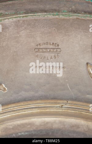 Eine Ehre Salver der Luftwaffe für herausragende Leistungen im Kampf ausgezeichnet, Oberleutnant Willi Franck. Gestempelt salver aus Alpaka mit feinen Silberauflage, Durchmesser 280 mm, Gewicht 395 g. Die obere Inschrift bands Hand mit 'OBERLEUTNANT WILLI FRANCK-AM 26.12.43" eingraviert. Die Rückseite mit der Markierung "feinsilber Auflage Alpaka - Joh. Wagner & Sohn'. Enthält eine Luftwaffe Ground Assault Badge, genietet, Adler mit Maker's Mark "G.H. Osang, Dresden'. Silber Ring mit stilisierten Fliegerabwehr Flak Schlacht Abzeichen und Markierung der Feinheit für Silber '800' von der Einheit "1./604', Editorial-Use - Nur Stockfoto