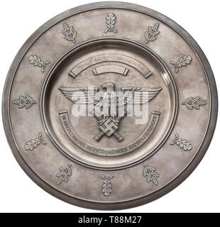 Eine Ehre Salver der Luftwaffe für herausragende Leistungen im Kampf ausgezeichnet, Oberleutnant Willi Franck. Gestempelt salver aus Alpaka mit feinen Silberauflage, Durchmesser 280 mm, Gewicht 395 g. Die obere Inschrift bands Hand mit 'OBERLEUTNANT WILLI FRANCK-AM 26.12.43" eingraviert. Die Rückseite mit der Markierung "feinsilber Auflage Alpaka - Joh. Wagner & Sohn'. Enthält eine Luftwaffe Ground Assault Badge, genietet, Adler mit Maker's Mark "G.H. Osang, Dresden'. Silber Ring mit stilisierten Fliegerabwehr Flak Schlacht Abzeichen und Markierung der Feinheit für Silber '800' von der Einheit "1./604', Editorial-Use - Nur Stockfoto