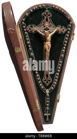 Kaiserin Elisabeth von Österreich - einen Rosenkranz und ein Kruzifix sehr kunstvoll geschnitzten Kruzifix aus verschiedenen Hölzern, das Haupt Christi expressive, das Kreuz im Gotischen Maßwerk durchbohrt, Höhe 27 cm. Die 59 Perlen des Rosenkranzes vermutlich geschnitzt aus Palisander, Messing Kreuz in Relief dekoriert. In dunkelgrüne Samtstühle gesäumten Leder Box mit entsprechenden Aussparungen, der Rosenkranz nicht das Original. Die braune Ledertasche mit goldenen Einfassungen, graviert auf dem Deckel der vergoldeten Wappenschild mit den eingravierten Namen der Kaiserin Elisabeth" überragt von der Kaiserlichen Krone. Si, Additional-Rights - Clearance-Info - Not-Available Stockfoto