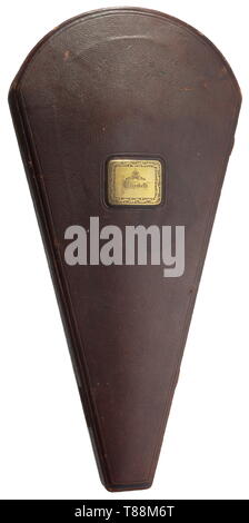 Kaiserin Elisabeth von Österreich - einen Rosenkranz und ein Kruzifix sehr kunstvoll geschnitzten Kruzifix aus verschiedenen Hölzern, das Haupt Christi expressive, das Kreuz im Gotischen Maßwerk durchbohrt, Höhe 27 cm. Die 59 Perlen des Rosenkranzes vermutlich geschnitzt aus Palisander, Messing Kreuz in Relief dekoriert. In dunkelgrüne Samtstühle gesäumten Leder Box mit entsprechenden Aussparungen, der Rosenkranz nicht das Original. Die braune Ledertasche mit goldenen Einfassungen, graviert auf dem Deckel der vergoldeten Wappenschild mit den eingravierten Namen der Kaiserin Elisabeth" überragt von der Kaiserlichen Krone. Si, Additional-Rights - Clearance-Info - Not-Available Stockfoto