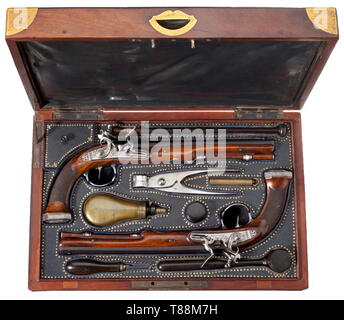 Ein Cased Paar flintlock Pistolen, Prochaska, Chrudim / Böhmen, datiert 1824 leicht überfordert und gebläuten achteckigen Fässer mit Patent breechblocks und Microgroove rifling in 13-mm-Kaliber. Verzahnt und doppelt klappbar vorne Sehenswürdigkeiten Sehenswürdigkeiten. Auf der Oberseite der Fässer Silber - mit Intarsien Trophäen und Signatur" Prochaska' und 'Chrudim', beziehungsweise. Platin gesäumten Luftlöcher, die sicherungsnasen nummeriert '1' und '2'. Cut flintlocks in Boutet Stil mit regendicht Pfannen und graviert, wiederholte Signatur. Jeweils mit einzelnen Satz auslösen. Walnuss Bestände mit beautifu, Additional-Rights - Clearance-Info - Not-Available Stockfoto