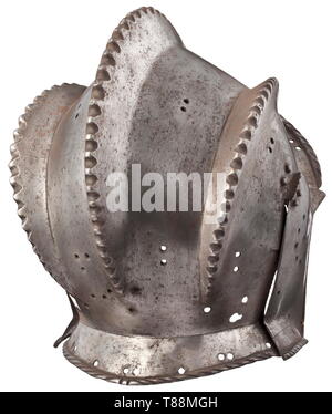 Einem Süddeutschen triple-Kamm burgonet, circa 1540 - 50 Mit einem Stück Schädel gezogen - bis zu drei prominente Kämme mit einem dentil Muster geprägt, nach außen - auf der Basis einer schmalen Hals-Guard zu bilden mit Flansch und an der Front zu bilden eine abgerundete Spitze gedreht, durchbohrt mit Paaren von Stitch-Bohrungen im Gesamten, in-seilschaft gedreht Kanten, und ausgestattet mit einem späteren Paar von beweglichen Backe - Stücke (Plume - Halter fehlt). Höhe 27 cm. Gewicht 1900 g. Burgonets dieser Art waren bestimmt mit Textilbezug verlassen die Kämme ausgesetzt werden. Für ein sehr ähnliches Beispiel verwendet, vgl., Additional-Rights - Clearance-Info - Not-Available Stockfoto