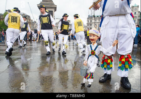 Trafalgar Square, London, Großbritannien, 11. Mai 2019 Morris Dancers nehmen im Rahmen der "Westminster Tag des Tanzes". Das ist eine jährliche Veranstaltung von Tanz. Stockfoto