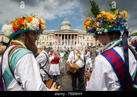 Trafalgar Square, London, Großbritannien, 11. Mai 2019 Morris Dancers nehmen im Rahmen der "Westminster Tag des Tanzes". Das ist eine jährliche Veranstaltung von Tanz. Stockfoto