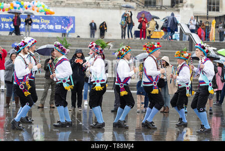 Trafalgar Square, London, Großbritannien, 11. Mai 2019 Morris Dancers nehmen im Rahmen der "Westminster Tag des Tanzes". Das ist eine jährliche Veranstaltung von Tanz. Stockfoto