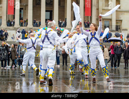 Trafalgar Square, London, Großbritannien, 11. Mai 2019 Morris Dancers nehmen im Rahmen der "Westminster Tag des Tanzes". Das ist eine jährliche Veranstaltung von Tanz. Stockfoto