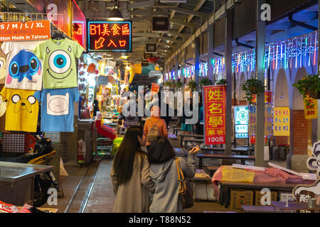Shilin Night Market Food Court. Eine der beliebten und bekannten Ziel, endlose Essensstände, Menschenmassen. Größten Nachtmarkt in Taiwan Stockfoto