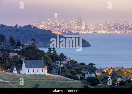 Einen malerischen Blick auf die Altstadt von St Hillary's Kirche, Angel Island, Alcatraz Gefängnis, die San Francisco Bay und die Skyline von San Francisco in der Abenddämmerung. Stockfoto