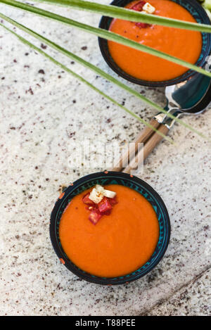 Spanische Gazpacho kalte Gemüsesuppe aus Tomaten, Gurken, Paprika, Zwiebel, Knoblauch und Olivenöl in Keramik Schüssel serviert. Von oben gesehen Stockfoto