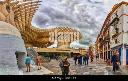 Sevilla, Spanien - April 06, 2019: Platz Metropol Parasol, entworfen von dem deutschen Architekten Jürgen Mayer-Hermann ist eine hölzerne Struktur in La En Stockfoto