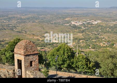 Wehrturm und Sehenswürdigkeiten der kleinen weißen Stadt im Naturpark San Mamede, aus dem Dorf von Marvao gesehen, in der Region Alentejo, Portugal. Stockfoto