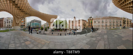 Sevilla, Spanien - April 06, 2019: Dramatische Panoramablick auf den Platz Metropol Parasol, (Las Setas), eine moderne und große Struktur, die durch die Ger konzipiert Stockfoto