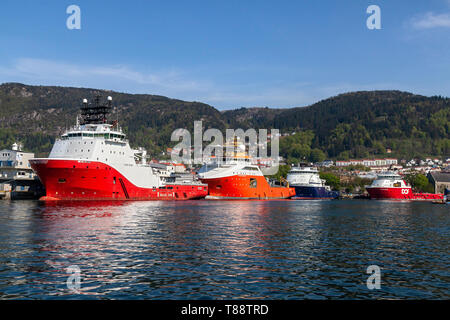 Offshore AHTS Versorgungsschiffe Siem Ruby, Normand Prosper, Insel Vanguard und Skandi Bergen in den Hafen von Bergen, Norwegen Stockfoto