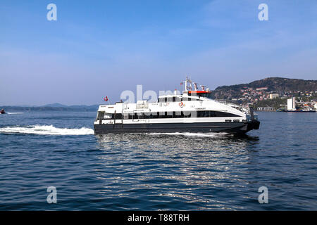 Lokale Fahrgast Katamaran Byfjorden Fjordkatt Anreise aus Richtung Hafen von Bergen, Norwegen. Stockfoto