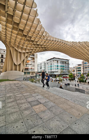 Sevilla, Spanien - April 06, 2019: Details der Metropol Parasol, (Setas de Sevilla), die größte hölzerne Struktur in der Welt, von Jurgen M ausgelegt Stockfoto