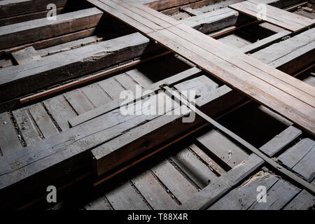 Alte Holzboden Strahl und Plank Bau im Dachgeschoss Dachgeschoss Stockfoto