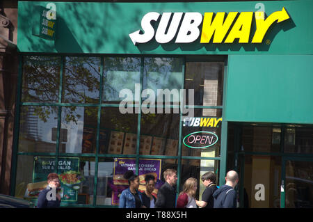 Außenansicht von der U-Bahn shop in Piccadilly, Manchester, UK, als Mitglieder der Öffentlichkeit vorbei Stockfoto