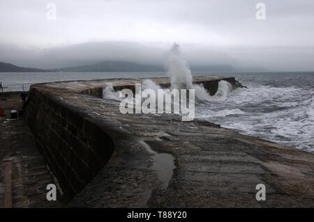 Die Wellen schlagen auf die Sea Wall der Cobb, Lyme Regis Stockfoto