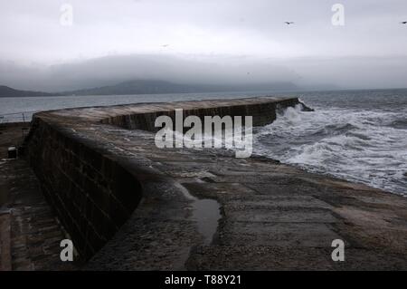 Die Wellen schlagen auf die Sea Wall der Cobb, Lyme Regis Stockfoto