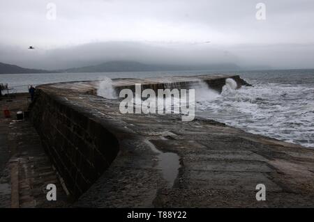 Die Wellen schlagen auf die Sea Wall der Cobb, Lyme Regis Stockfoto