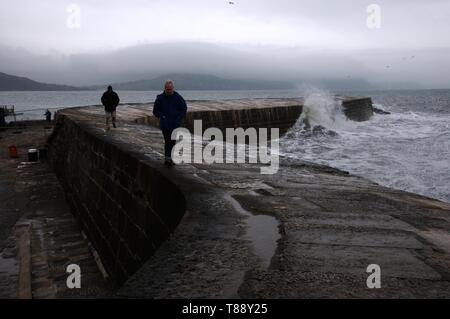 Die Wellen schlagen auf die Sea Wall der Cobb, Lyme Regis Stockfoto