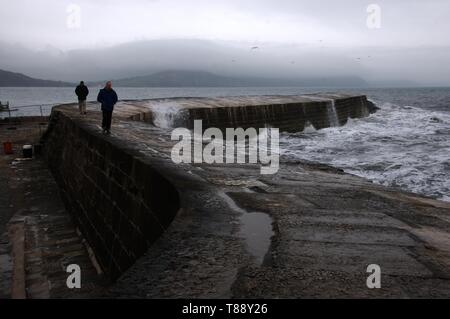 Die Wellen schlagen auf die Sea Wall der Cobb, Lyme Regis Stockfoto