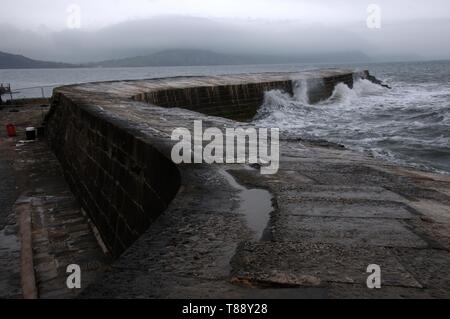 Die Wellen schlagen auf die Sea Wall der Cobb, Lyme Regis Stockfoto