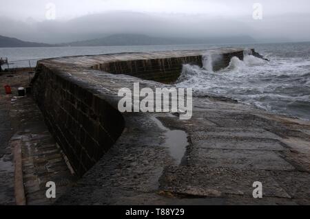 Die Wellen schlagen auf die Sea Wall der Cobb, Lyme Regis Stockfoto