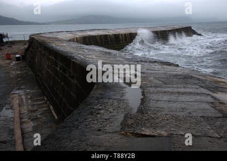 Die Wellen schlagen auf die Sea Wall der Cobb, Lyme Regis Stockfoto