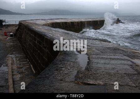 Die Wellen schlagen auf die Sea Wall der Cobb, Lyme Regis Stockfoto