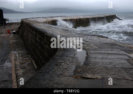 Die Wellen schlagen auf die Sea Wall der Cobb, Lyme Regis Stockfoto