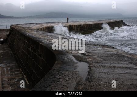 Die Wellen schlagen auf die Sea Wall der Cobb, Lyme Regis Stockfoto