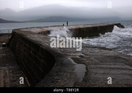 Die Wellen schlagen auf die Sea Wall der Cobb, Lyme Regis Stockfoto