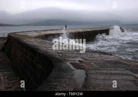 Die Wellen schlagen auf die Sea Wall der Cobb, Lyme Regis Stockfoto