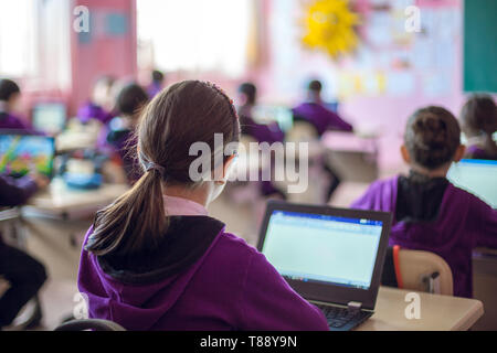 Schule Kinder sind aktiv in der Klasse Stockfoto