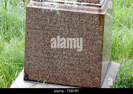 Eingeschnittenen Sockel auf einem Grab zu James Curry Barrass Stockfoto