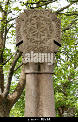 Ungewöhnlich eingerichteten eingeschnittenen Kreuz auf einem Grabstein. Grab Marker Stockfoto