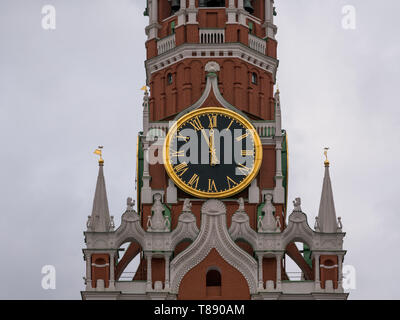 Der Moskauer Kreml Hauptuhr namens Kuranti auf Spasskaja Turm 12 Stunden. Der Rote Platz. Stockfoto