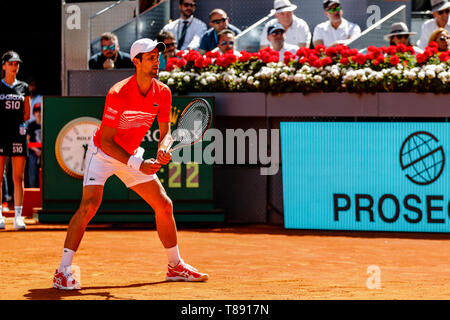 Caja Magica, Madrid, Spanien. 11. Mai, 2019. Mutua Madrid Open, Tag 8; Novak Djokovic (SRB) wartet auf dienen der Credit: Aktion plus Sport/Alamy leben Nachrichten Stockfoto