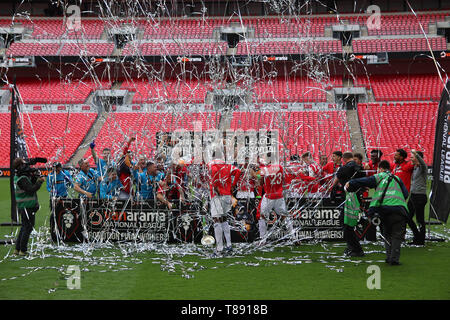 London, Großbritannien. 11. Mai 2019. Salford City feiern Förderung nach dem Vanarama nationalen Liga Play Off Finale zwischen Manchester City und AFC Fylde im Wembley Stadion, London am Samstag, den 11. Mai 2019. (Credit: Lewis Geschichte | MI Nachrichten & Sport) © MI Nachrichten & Sport Ltd Tel.: +44 7752 571576 e-mail: markf@mediaimage.co.uk Adresse: 1 Victoria Grove, Stockton on Tees, TS 19 7 EL Stockfoto