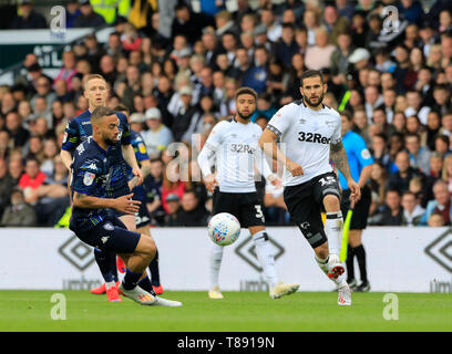 Pride Park, Derby, Großbritannien. 11. Mai, 2019. EFL-Meisterschaft Fußball, Halbfinale, Hinspiele Endspiel, Derby County gegen Leeds United; Bradley Johnson von Derby County passt den Ball unter Druck von kemar Roofe von Leeds United Credit: Aktion plus Sport/Alamy leben Nachrichten Stockfoto