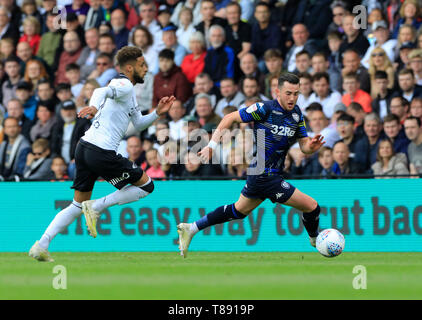 Pride Park, Derby, Großbritannien. 11. Mai, 2019. EFL-Meisterschaft Fußball, Halbfinale, Hinspiele Endspiel, Derby County gegen Leeds United; Jack Harrison von Leeds United bewegt Jayden Bogle von Derby County Credit verfolgt: Aktion plus Sport/Alamy leben Nachrichten Stockfoto