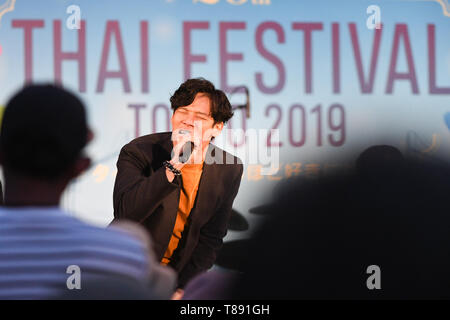 Tokio, Japan. 11. Mai, 2019. Sänger Eak der Jahreszeit FiveThai Band führt während des 20 Thai Festival 2019 im Yoyogi Park in Tokio, Japan. Samstag, 11. Mai 2019. Foto: Ramiro Agustin Vargas Tabares Credit: Ramiro Agustin Vargas Tabares/ZUMA Draht/Alamy leben Nachrichten Stockfoto