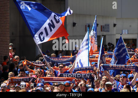 Cincinnati, Ohio, USA. 11. Mai, 2019. FC Cincinnati fans März ins Stadion vor ein MLS-Fußball-Spiel zwischen dem FC Cincinnati und Montreal Impact an Nippert Stadion in Cincinnati, Ohio. Kevin Schultz/CSM/Alamy leben Nachrichten Stockfoto